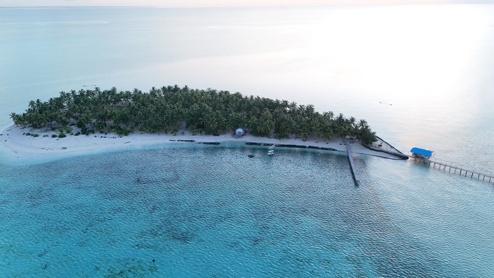 Luchtfoto van een eiland met steiger en helder water in Balabac