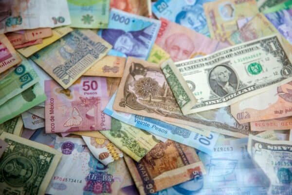 Bankbiljetten uit verschillende landen door elkaar op een stapel