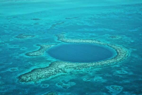Het Great Blue Hole midden in de oceaan voor de kust van Belize