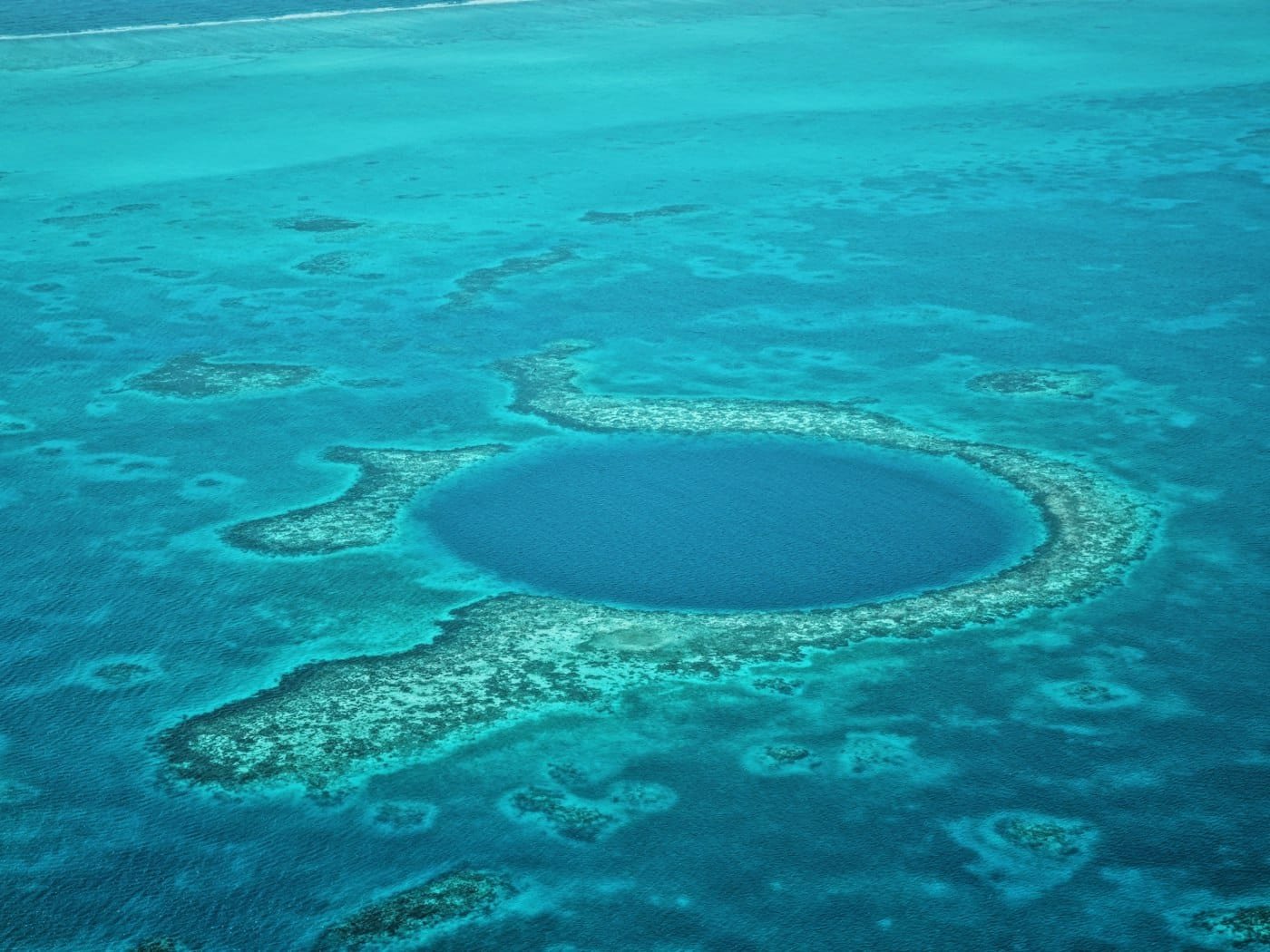 Het Great Blue Hole midden in de oceaan voor de kust van Belize