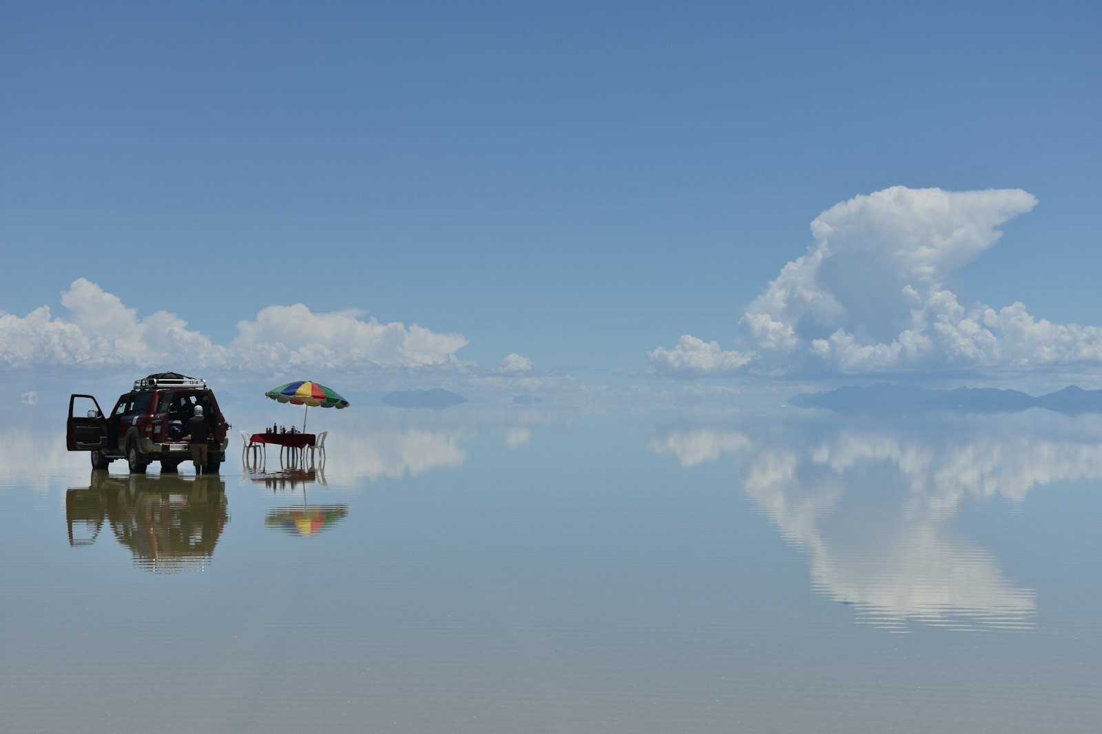 Weerspiegeling op de zoutvlakte Salar de Uyuni in Bolivia