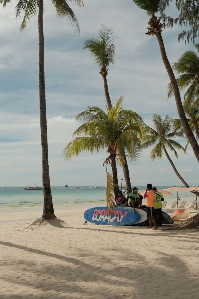 Palmbomen en zandstrand op Boracay