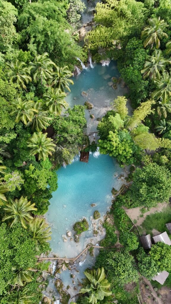 Bovenaanzicht van de turquoise poelen van de Cambugahay Falls op Siquijor