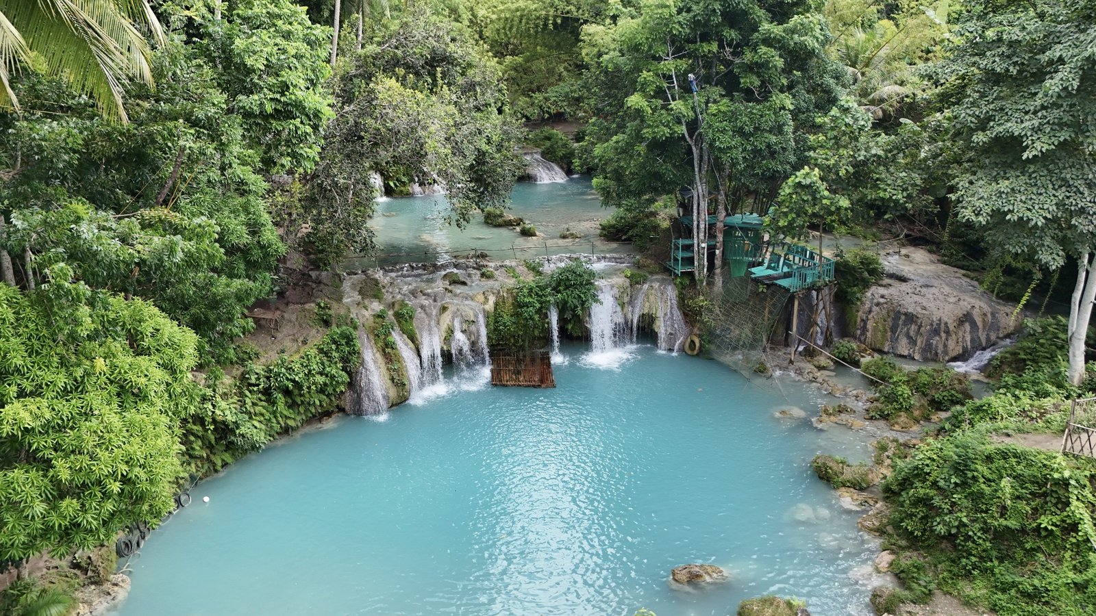 Luchtfoto van de turquoise Cambugahay Falls tussen de jungle op Siquijor in de Filipijnen
