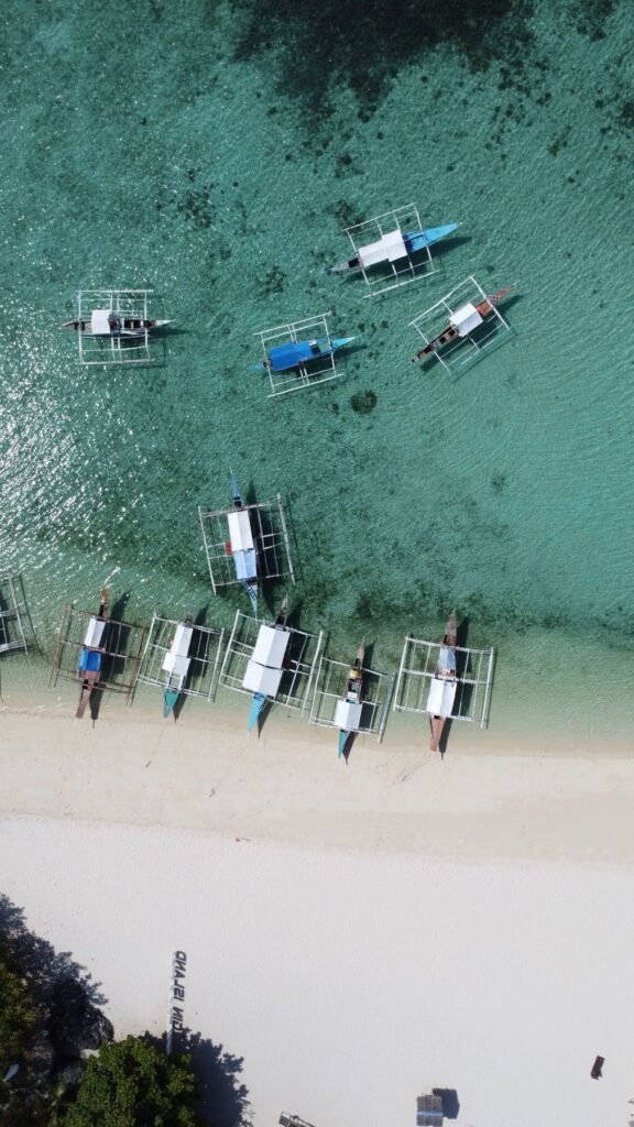 Luchtfoto van bangka’s voor een strand op Cebu