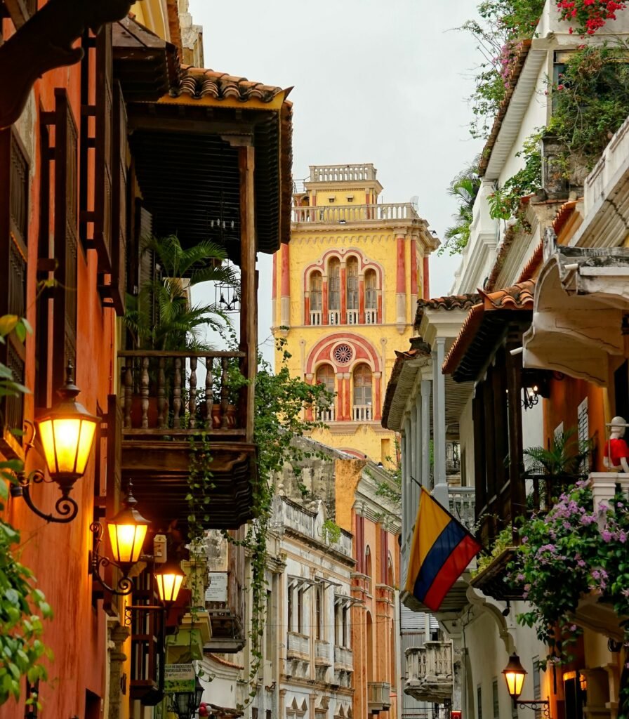 Smalle koloniale straat met kleurrijke gevels in Cartagena, Colombia