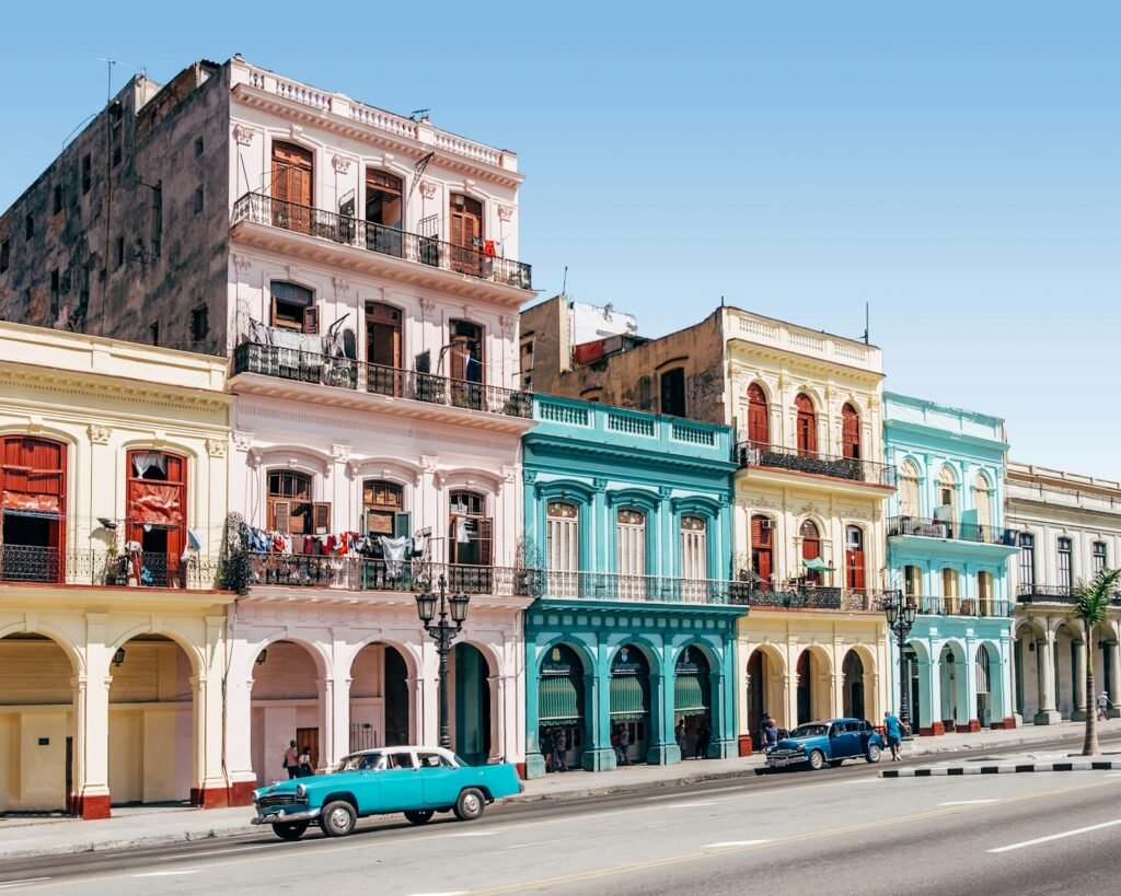 Klassieke Amerikaanse auto’s voor een gevel in Havana, Cuba