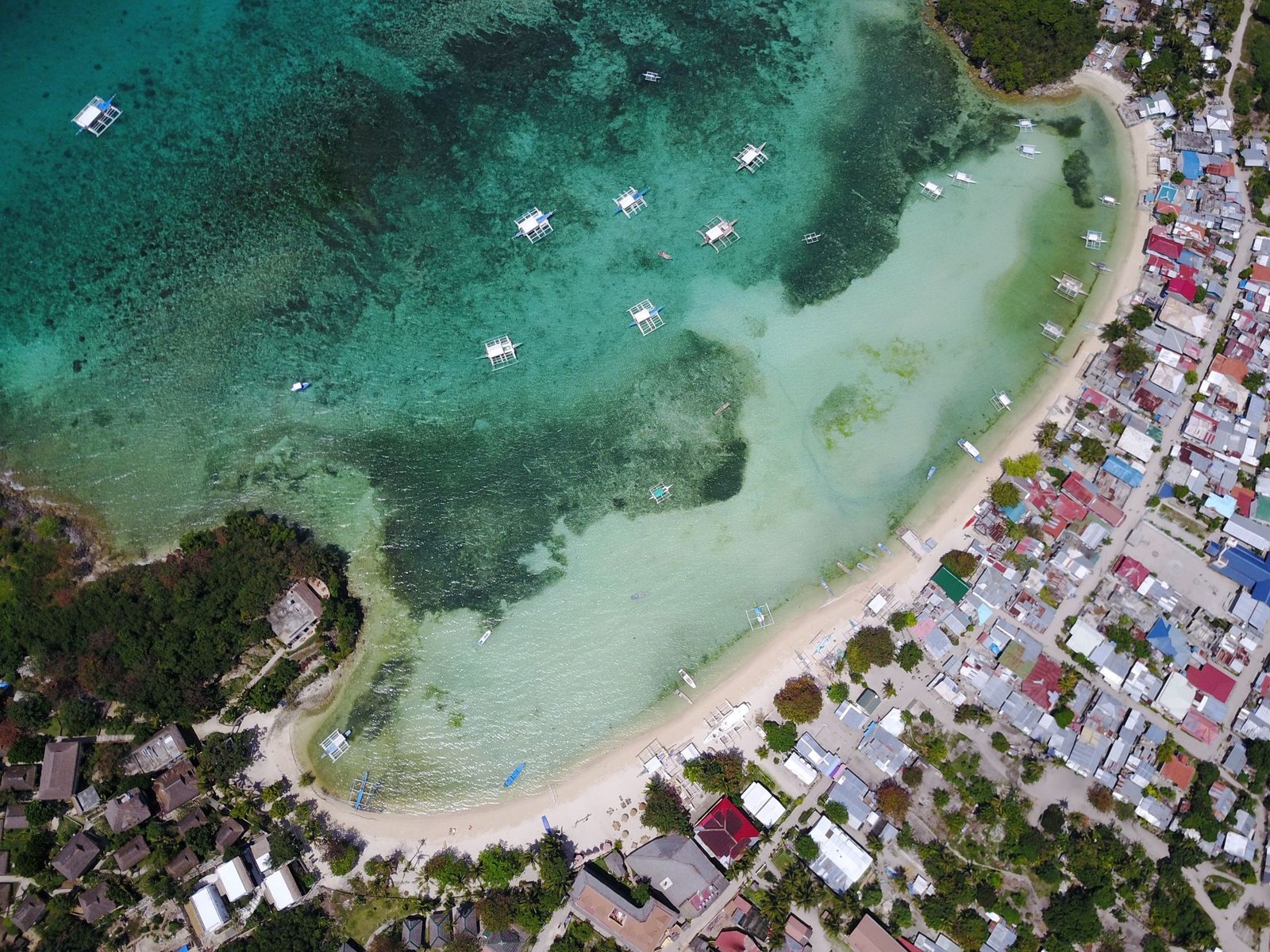 Luchtfoto van de kust van Daanbantayan in het noorden van Cebu, vertrekpunt naar Malapascua