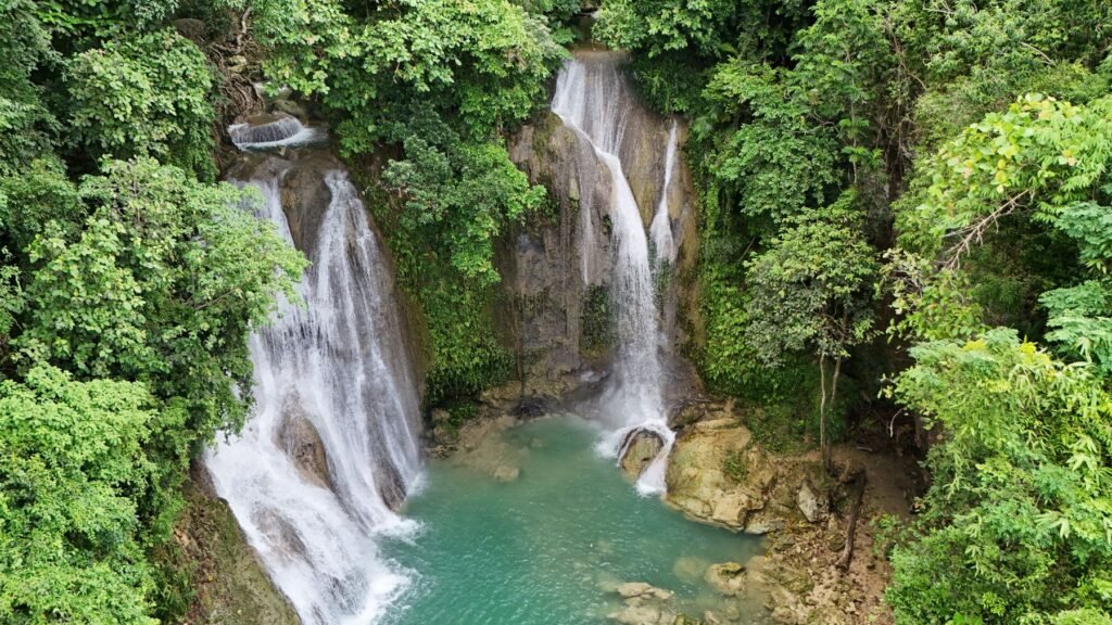 Twee watervallen naast elkaar in de jungle op Bohol