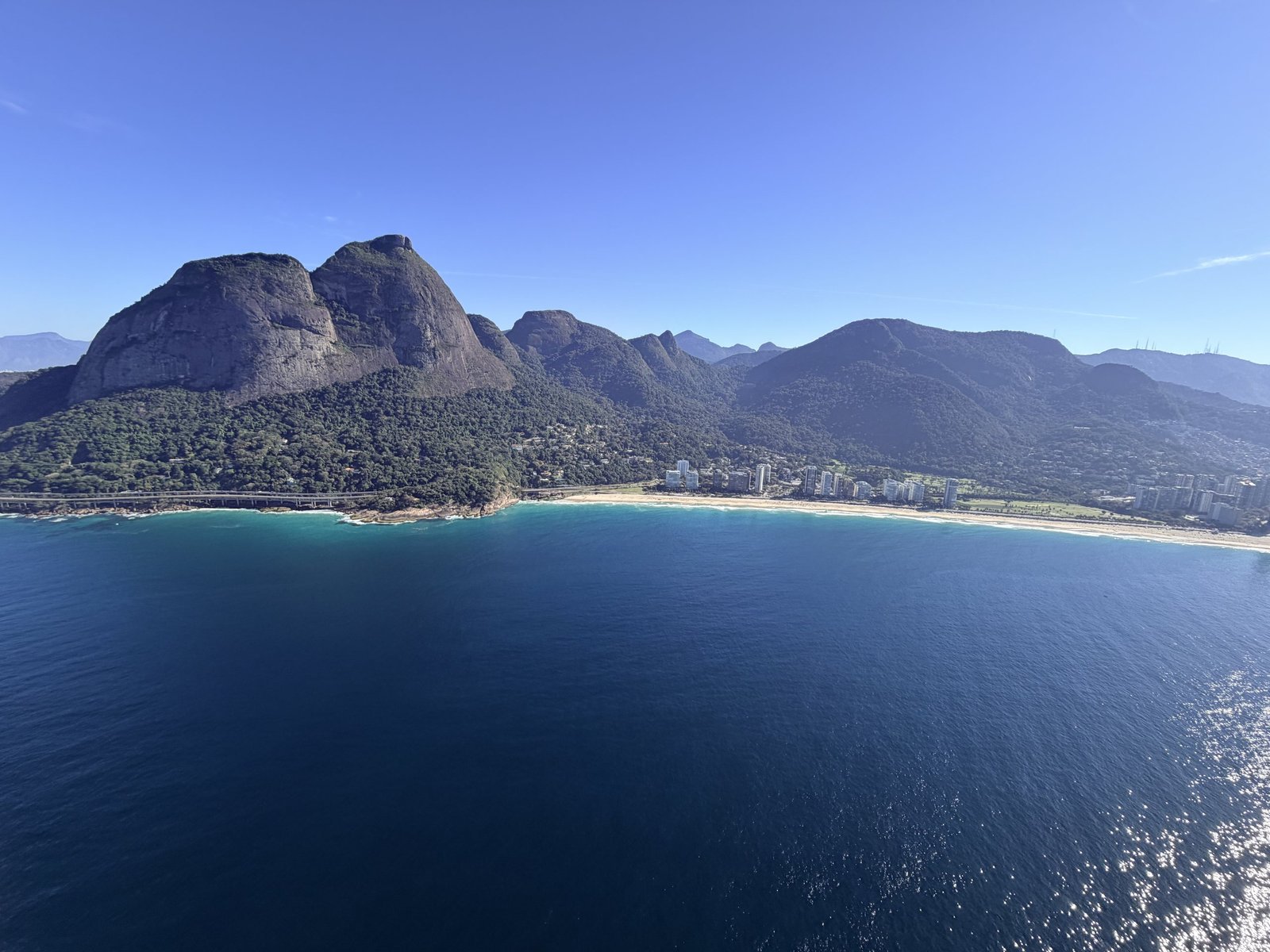 De bergen Dois Irmãos boven het strand en de kustlijn van Rio de Janeiro in Brazilië