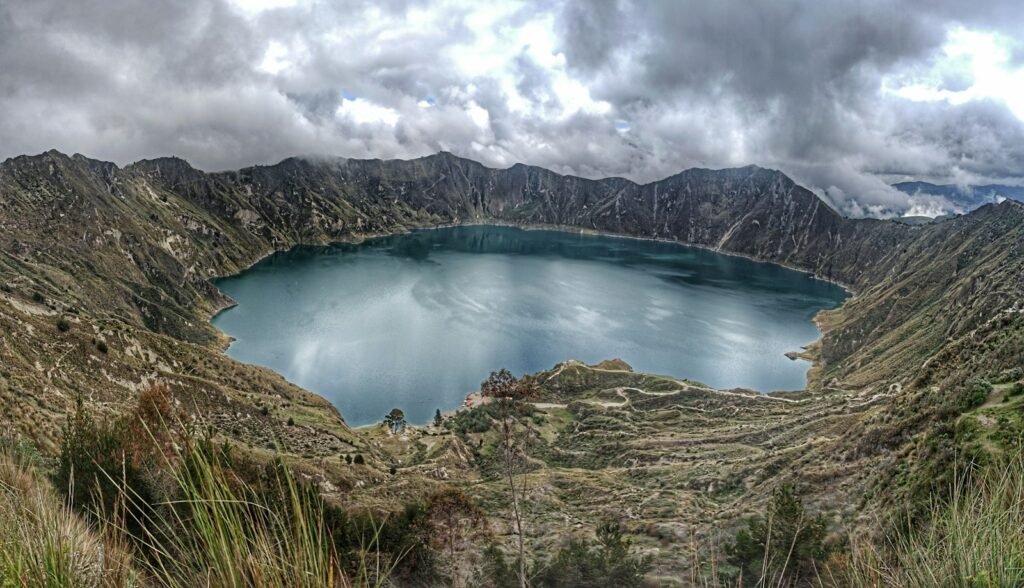 Het blauwe kratermeer van Quilotoa tussen de bergen in Ecuador