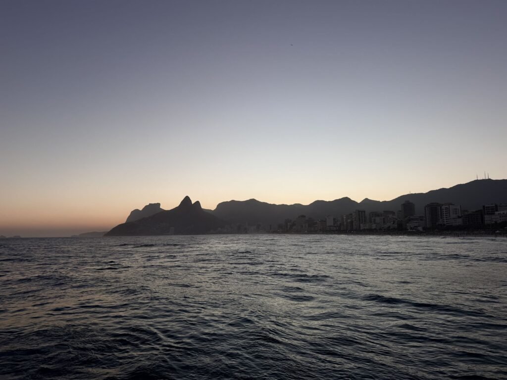 Zonsondergang boven Ipanema met de bergen Dois Irmãos