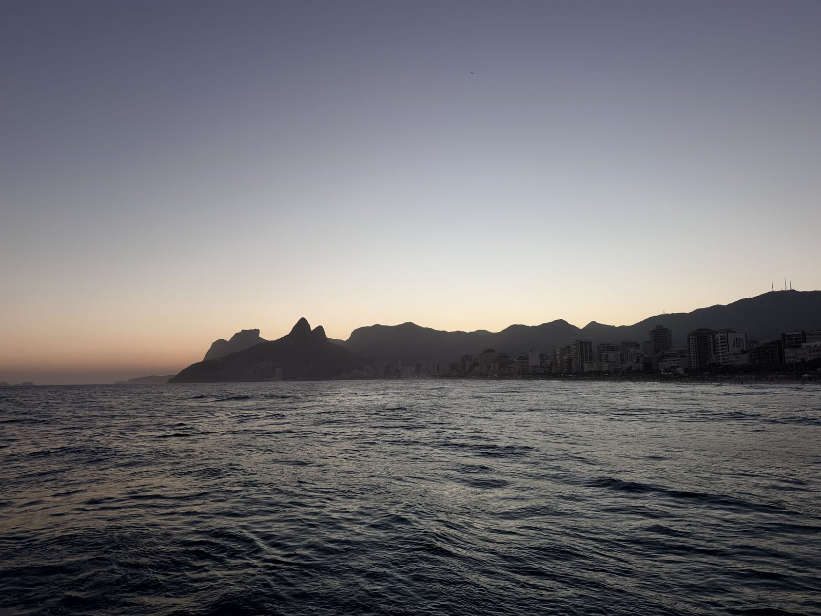 Zonsondergang boven Ipanema met de bergen Dois Irmãos