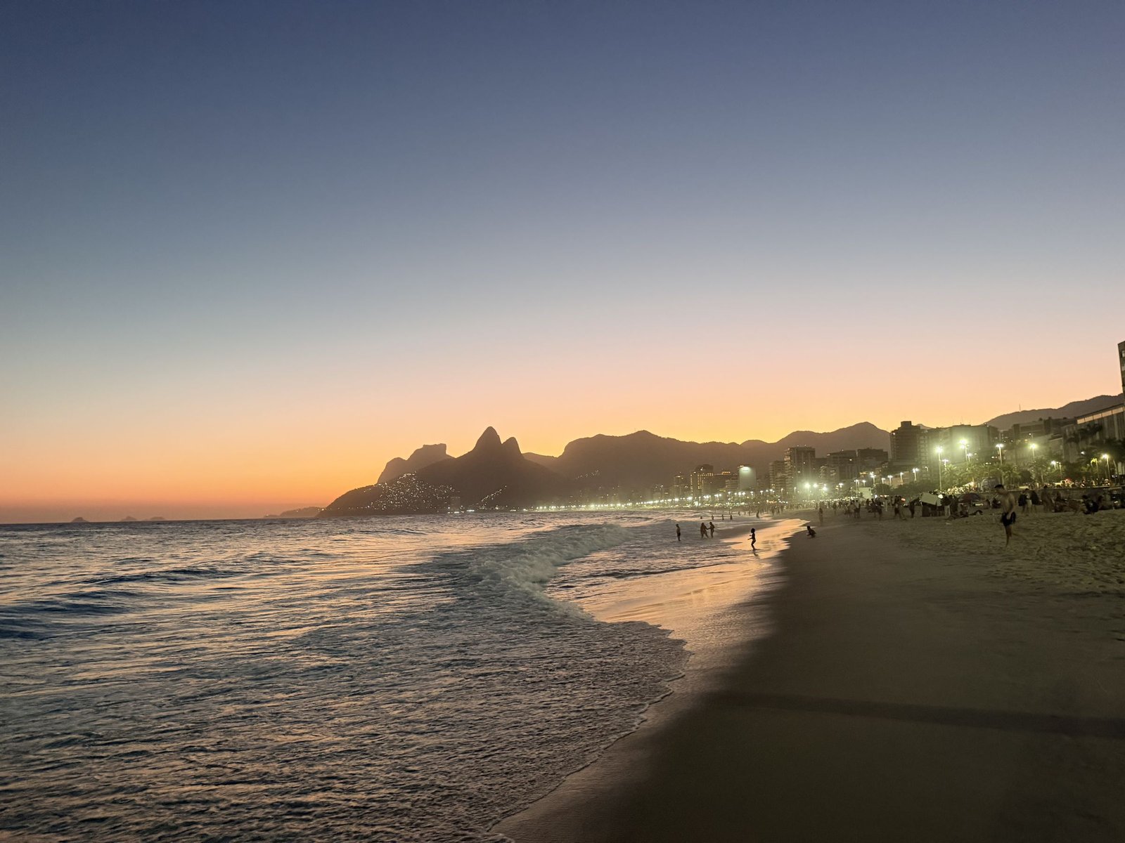 Zonsondergang aan het strand van Ipanema bij Arpoador