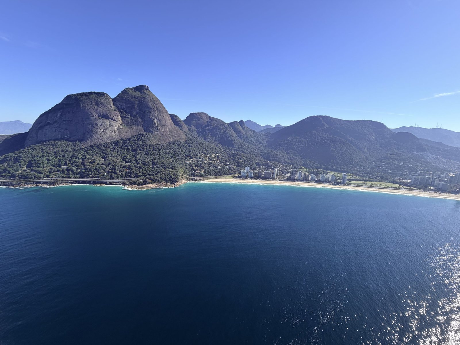 Kustlijn van Rio de Janeiro met bergen en zee vanuit de helikopter