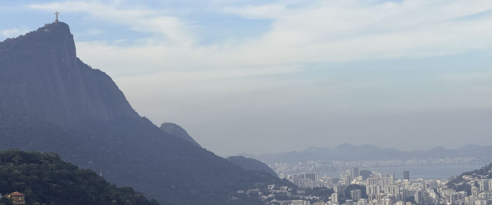 Uitzicht vanuit Rocinha op het Christusbeeld en de lagune van Rio