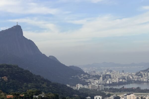 Uitzicht vanuit Rocinha op het Christusbeeld en de lagune van Rio