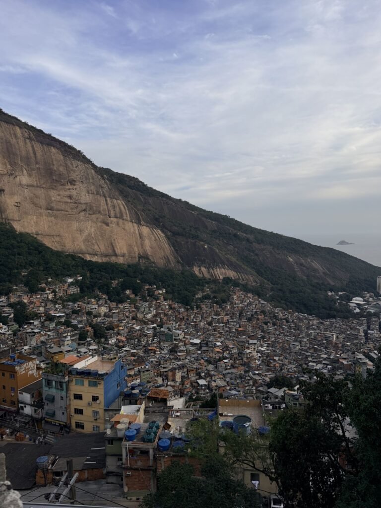 Huizen van een favela tegen de berghelling in Rio de Janeiro