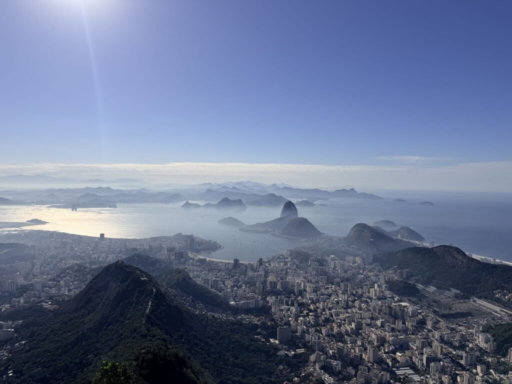 Uitzicht vanaf de Corcovado in de ochtendmist over Rio met de Suikerbroodberg
