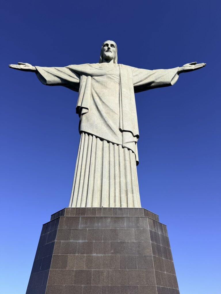 Christus de Verlosser met gespreide armen boven Rio de Janeiro