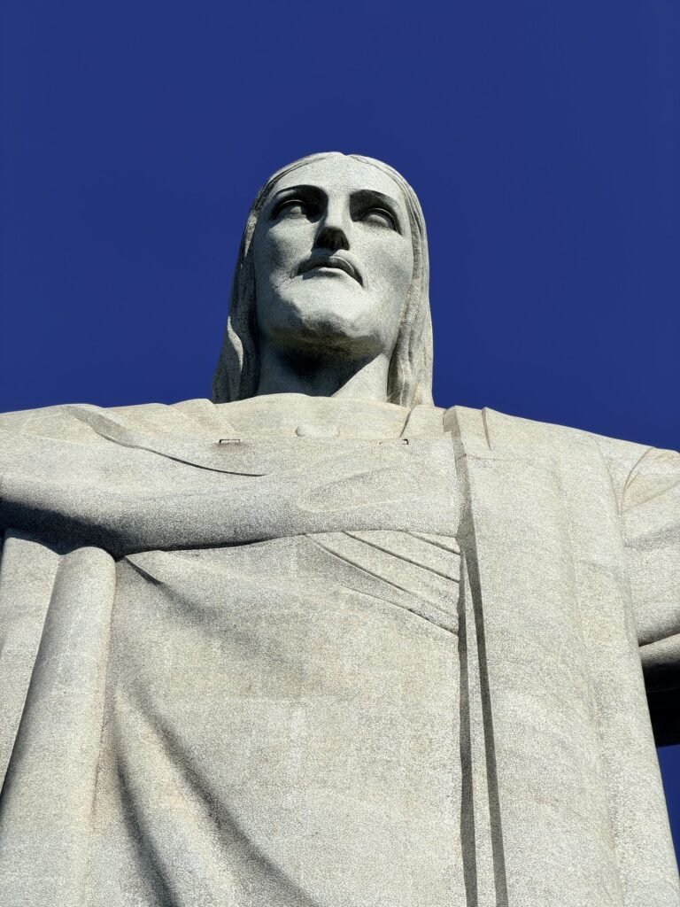 Het gezicht van het Christusbeeld van dichtbij op de Corcovado