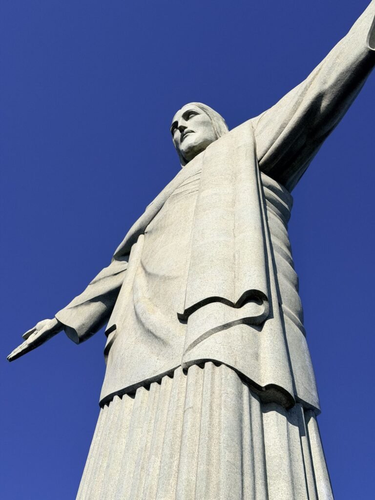 Het Christusbeeld op de Corcovado van onderaf gezien