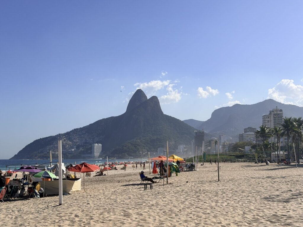 Strand van Ipanema overdag met Dois Irmãos op de achtergrond