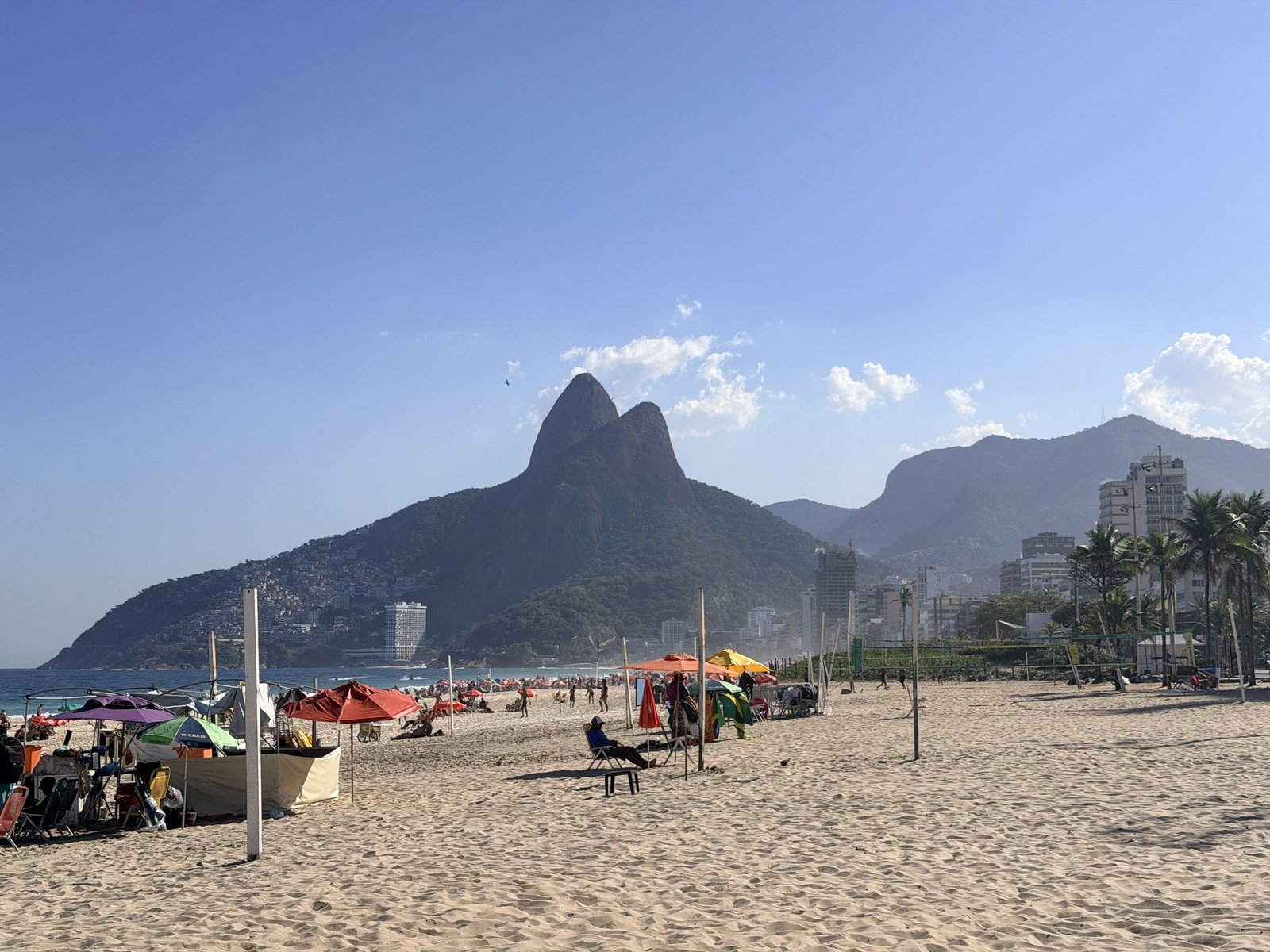 Strand van Ipanema overdag met Dois Irmãos op de achtergrond