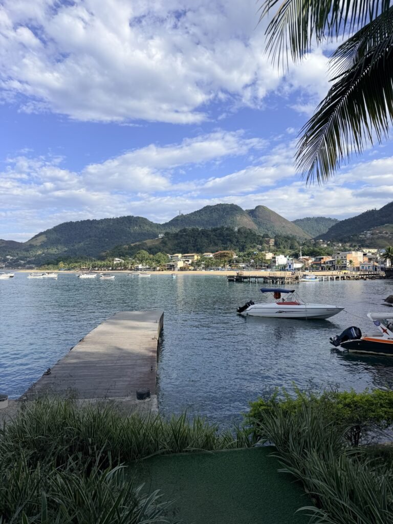 Steiger en boten in de haven van Vila do Abraão op Ilha Grande