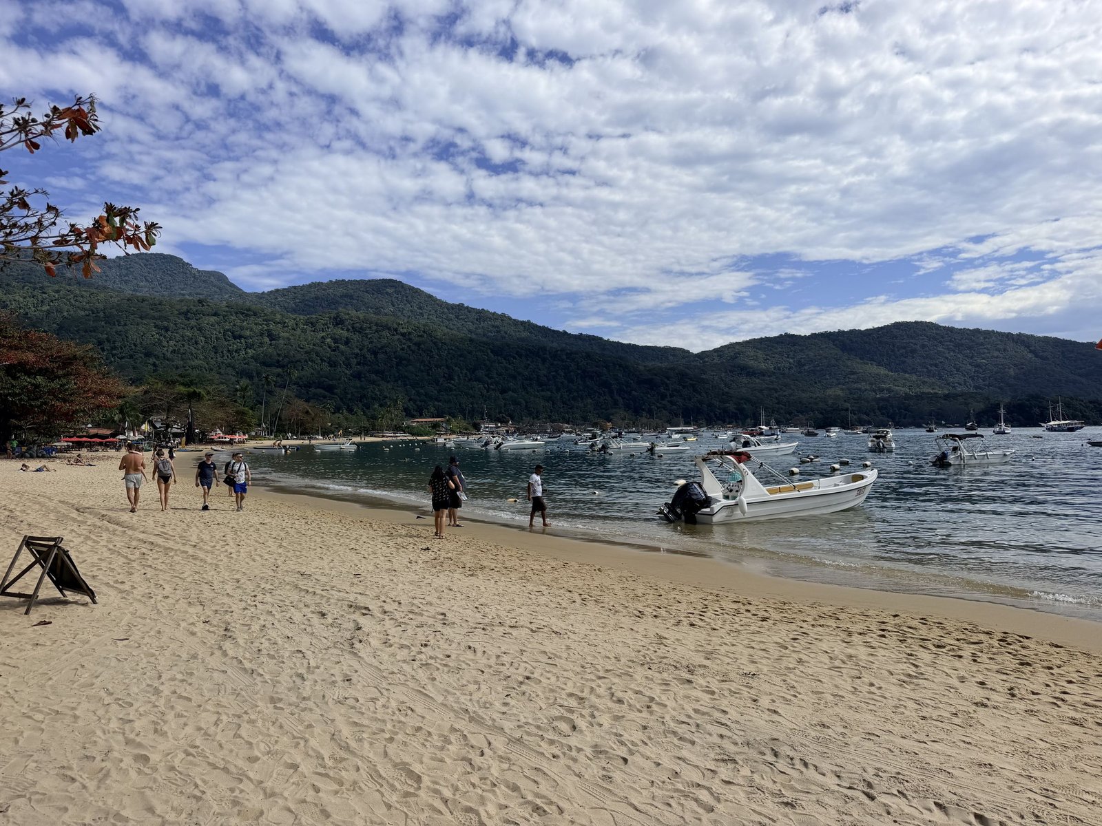 Strand met boten bij Vila do Abraão op Ilha Grande