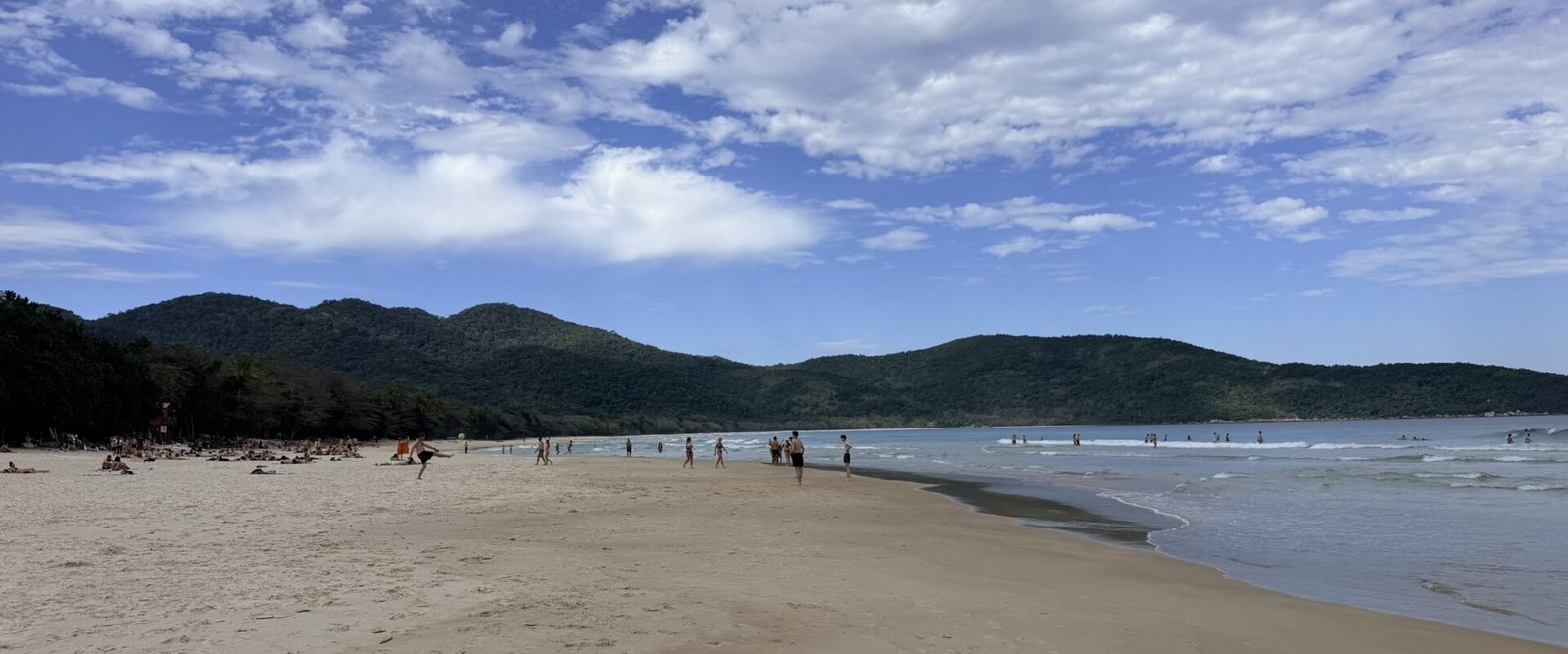 Breed wit strand van Lopes Mendes op Ilha Grande