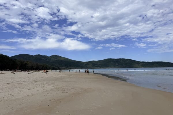 Breed wit strand van Lopes Mendes op Ilha Grande