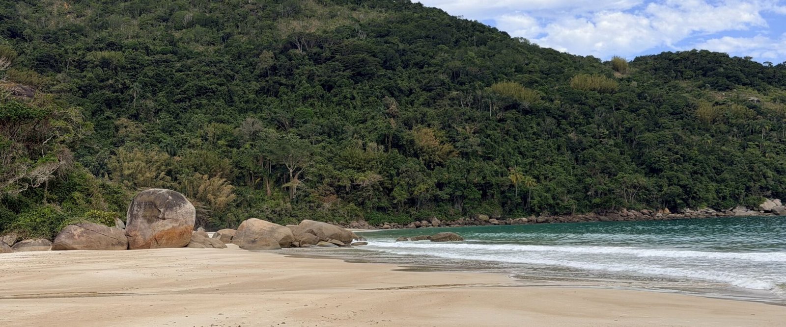 Leeg strand met rotsen en jungle op Ilha Grande