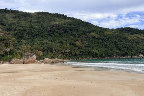 Leeg strand met rotsen en jungle op Ilha Grande
