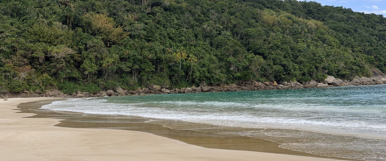 Rustig strand onder beboste heuvels op Ilha Grande