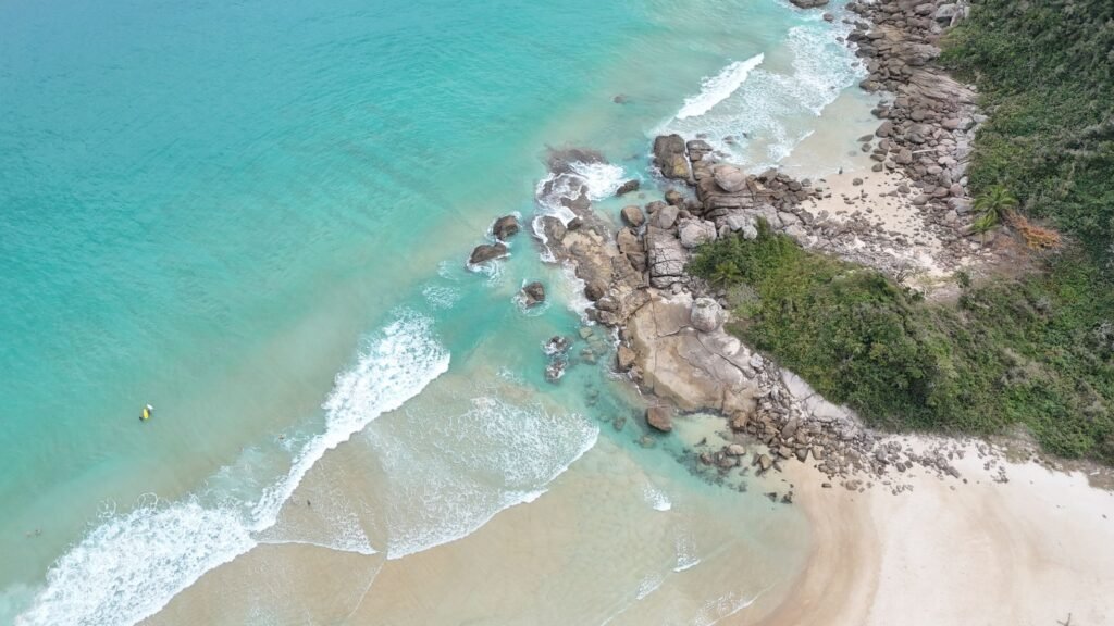 Luchtfoto van rotsen en branding langs de kust van Ilha Grande