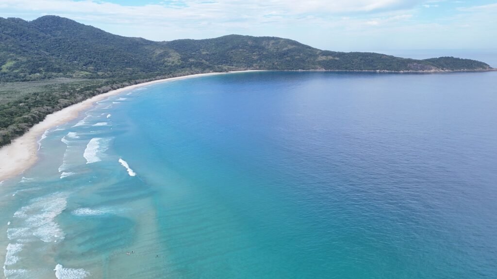 Luchtfoto van een lange baai met turquoise water en jungle op Ilha Grande