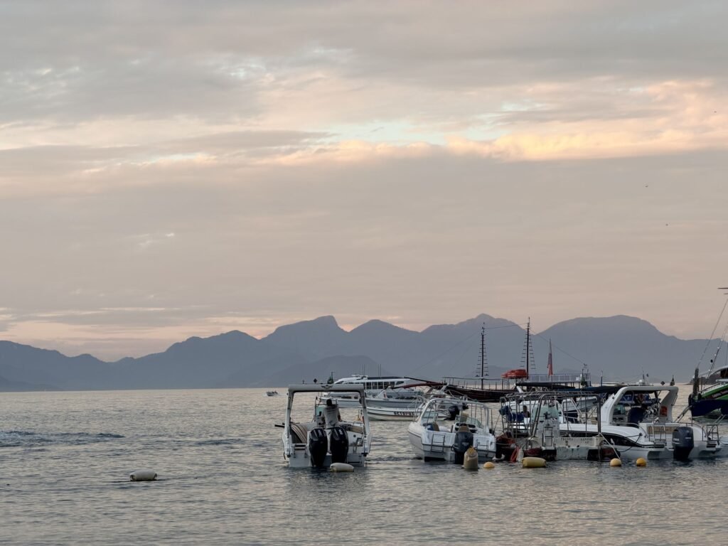 Boten in de baai bij Vila do Abraão op Ilha Grande