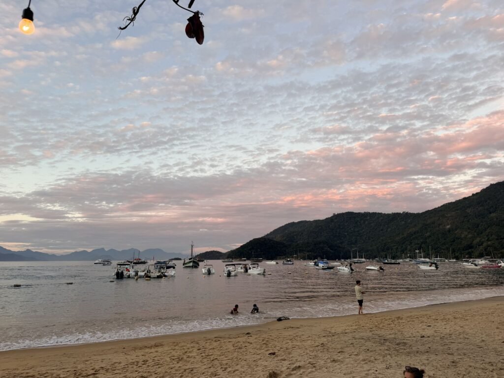 Zonsondergang op het strand van Vila do Abraão op Ilha Grande