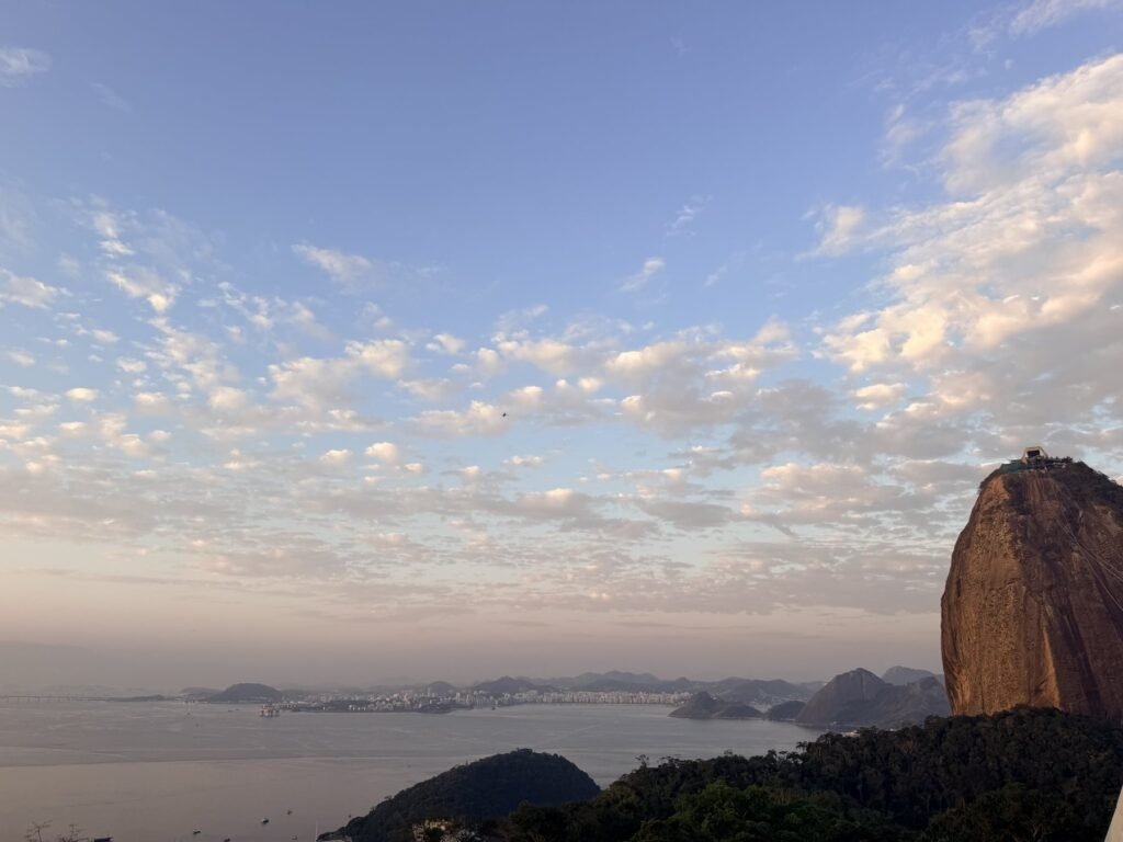 De Suikerbroodberg en de baai van Rio de Janeiro bij zonsondergang