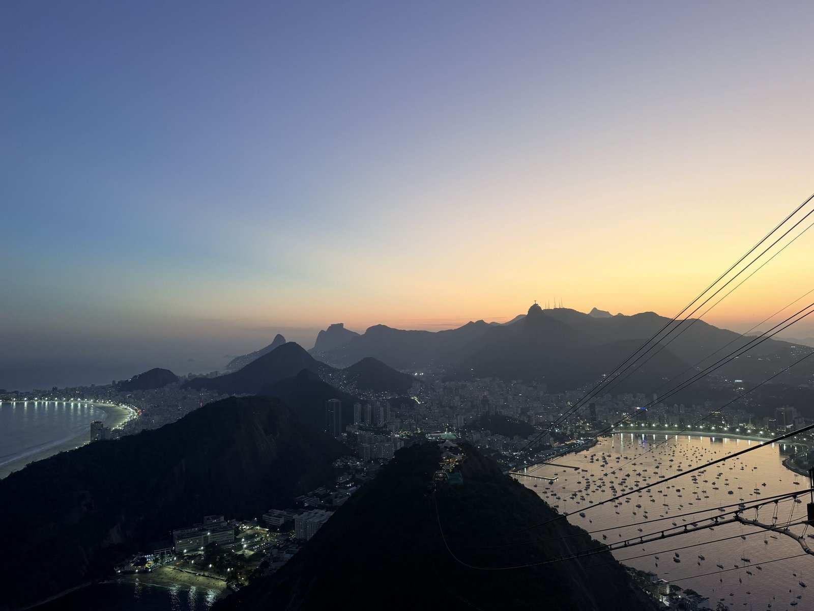 Rio de Janeiro bij schemering vanaf de Suikerbroodberg