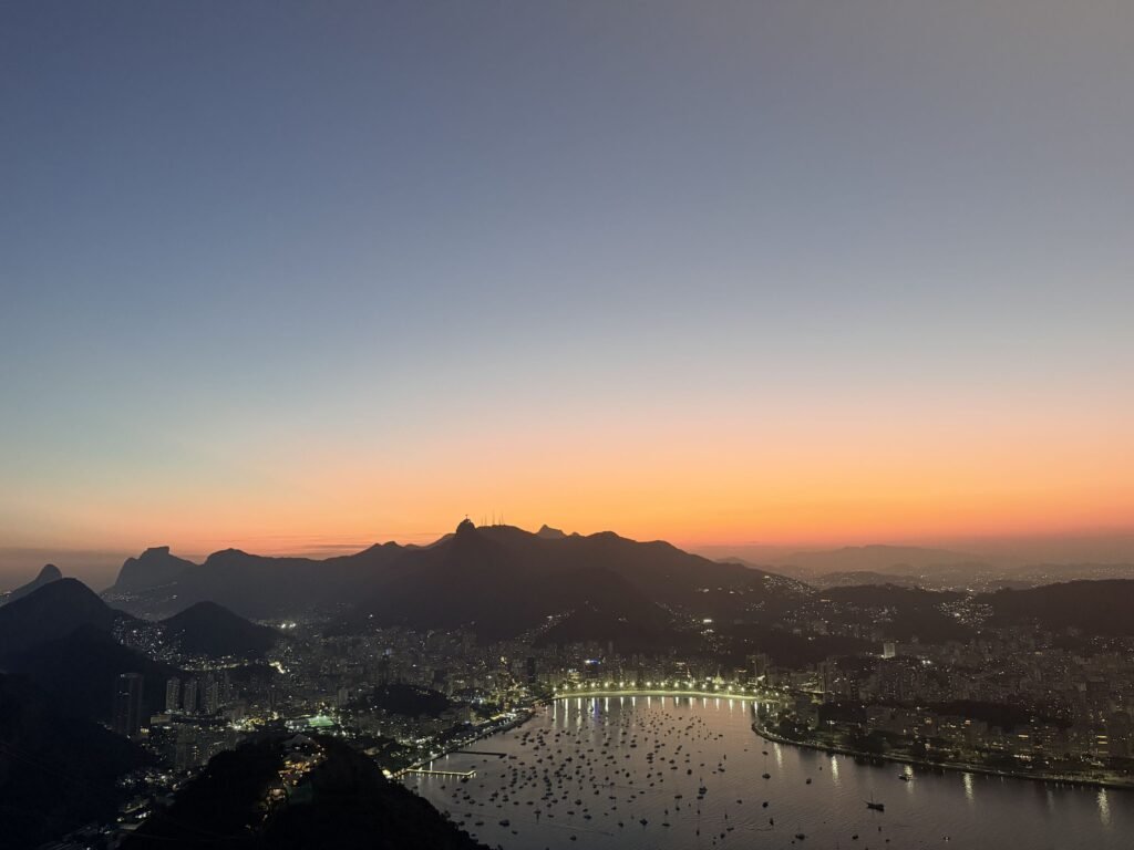 Botafogo en de baai van Rio bij zonsondergang vanaf de Suikerbroodberg