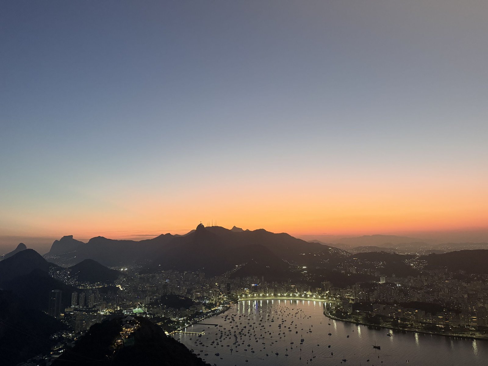 Botafogo en de baai van Rio bij zonsondergang vanaf de Suikerbroodberg