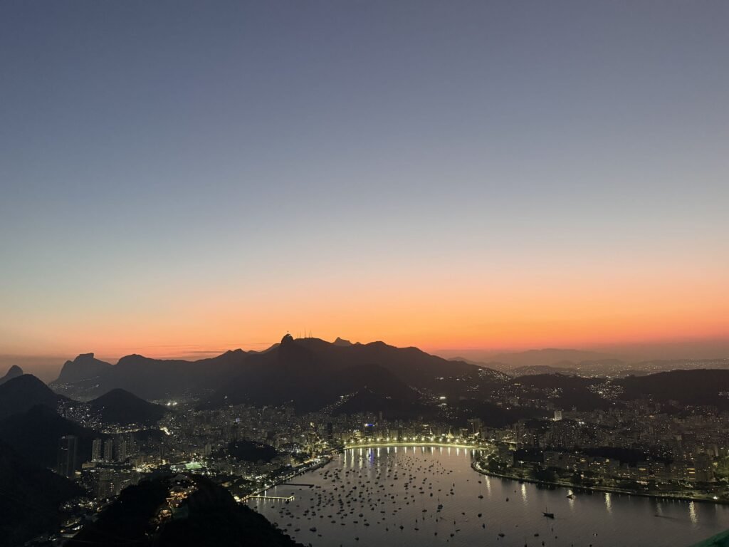 Rio de Janeiro bij schemering met de lichten van de stad aan de baai