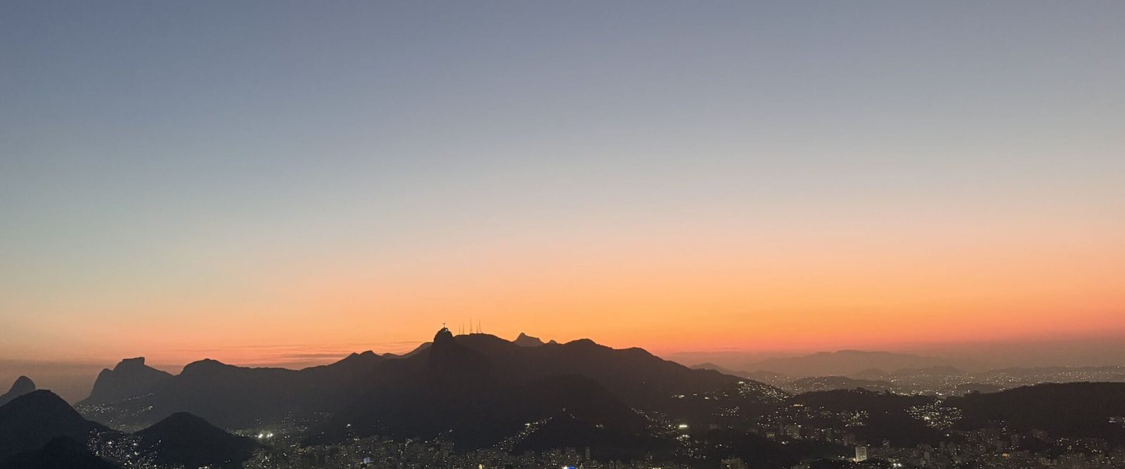 Rio de Janeiro bij schemering met de lichten van de stad aan de baai