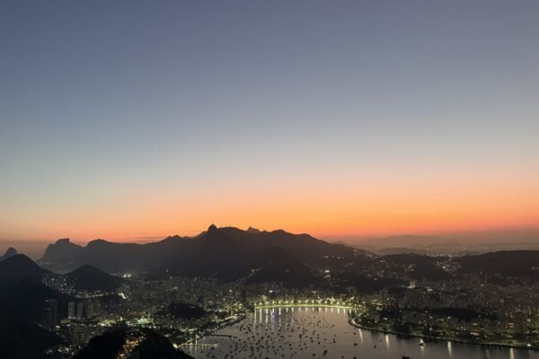 Rio de Janeiro bij schemering met de lichten van de stad aan de baai