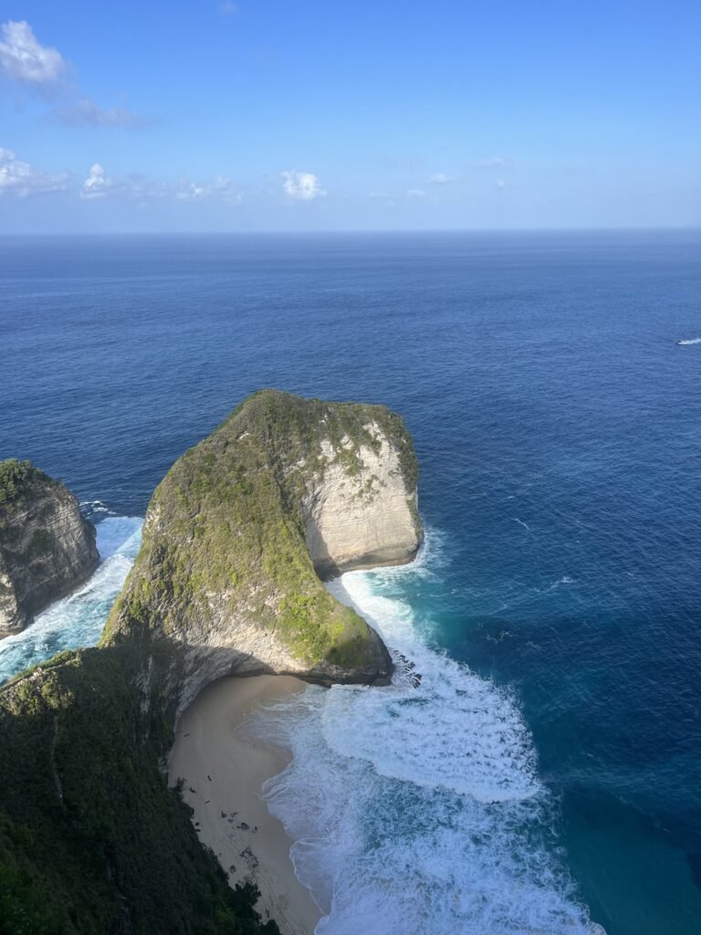 Kelingking Beach op Nusa Penida van boven, met de T-rex-vormige rots