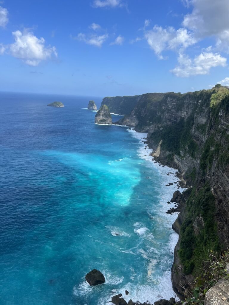 Hoge kliffen en turquoise zee aan de kust van Nusa Penida