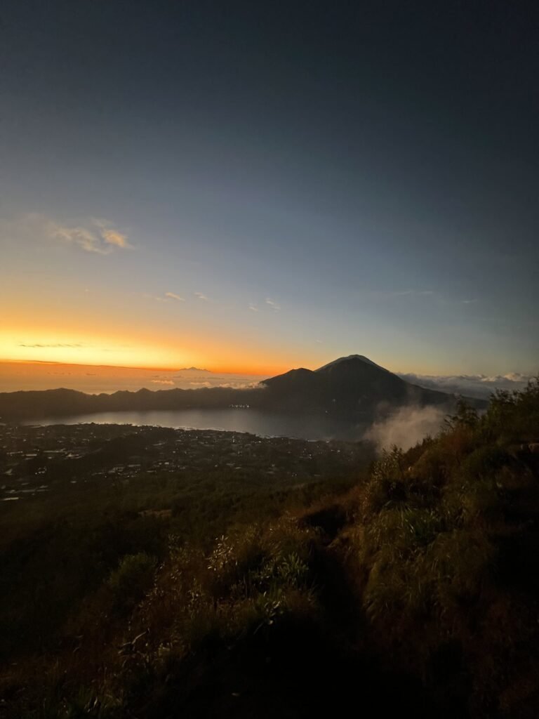 Uitzicht vanaf Mount Batur vlak voor zonsopgang, met Mount Abang en het Batur-meer