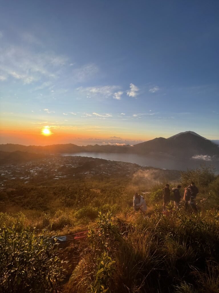 Zonsopkomst boven het Batur-meer vanaf de top van Mount Batur